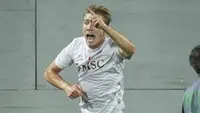 Pemain Napoli, Rasmus Hojlund, merayakan golnya saat menghadapi Fiorentina dalam pertandingan Serie A di Stadion Artemio Franchi, Florence, Italia, Minggu, 14 September 2025. (Massimo Paolone/LaPresse via AP)