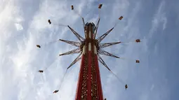 Pengunjung menaiki wahana ontang-anting Sky Flyer atau di Taman Bollywood, Dubai, Uni Emirat Arab (18/2/2021).  Ontang-anting ini memliki setara dengan Piramida Agung Giza di Mesir. (AFP/ Giuseppe Cacae)