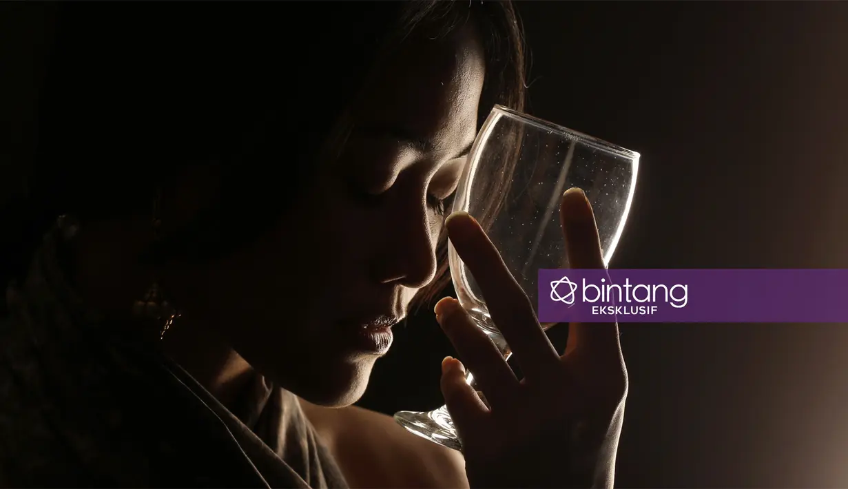 Sejak masih SMP, Putri Ayudya mencintai dunia teater. Ternyata kecintaannya pada dunia itu tidak langsung mendapat restu dari orangtuanya. Ia dengan sabar menunjukkan rasa cintanya pada orangtua. (Deki Prayoga/Bintang.com)