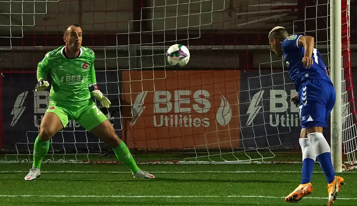 Striker Everton, Richarlison, berusaha mencetak gol ke gawang Fleetwood pada laga Piala Inggris, Kamis (24/9/2020) dini hari WIB. Everton menang 5-2 atas Fleetwood. (AFP/Dave Thompson/pool)