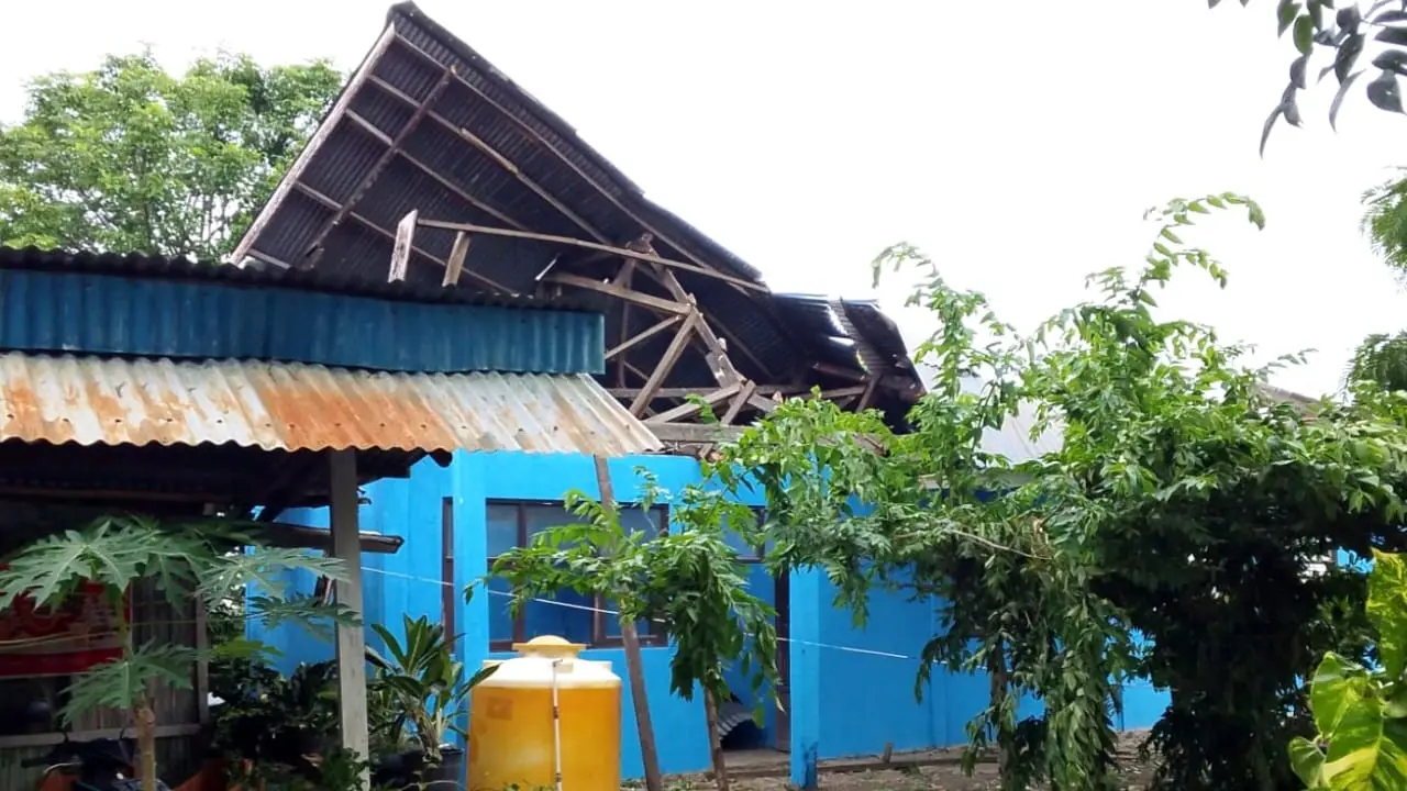 Rumah warga Kupang rusak diterjang angin kencang