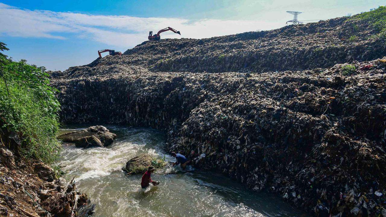 FOTO: Aliran Kali Pesanggrahan Menyempit Akibat Longsoran Sampah TPA Cipayung