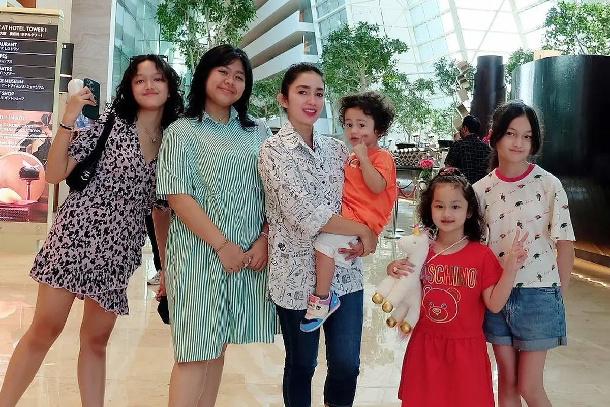 Potret Ussy Sulistiawaty bersama kelima anaknya. (Foto: Instagram/ussypratama)
