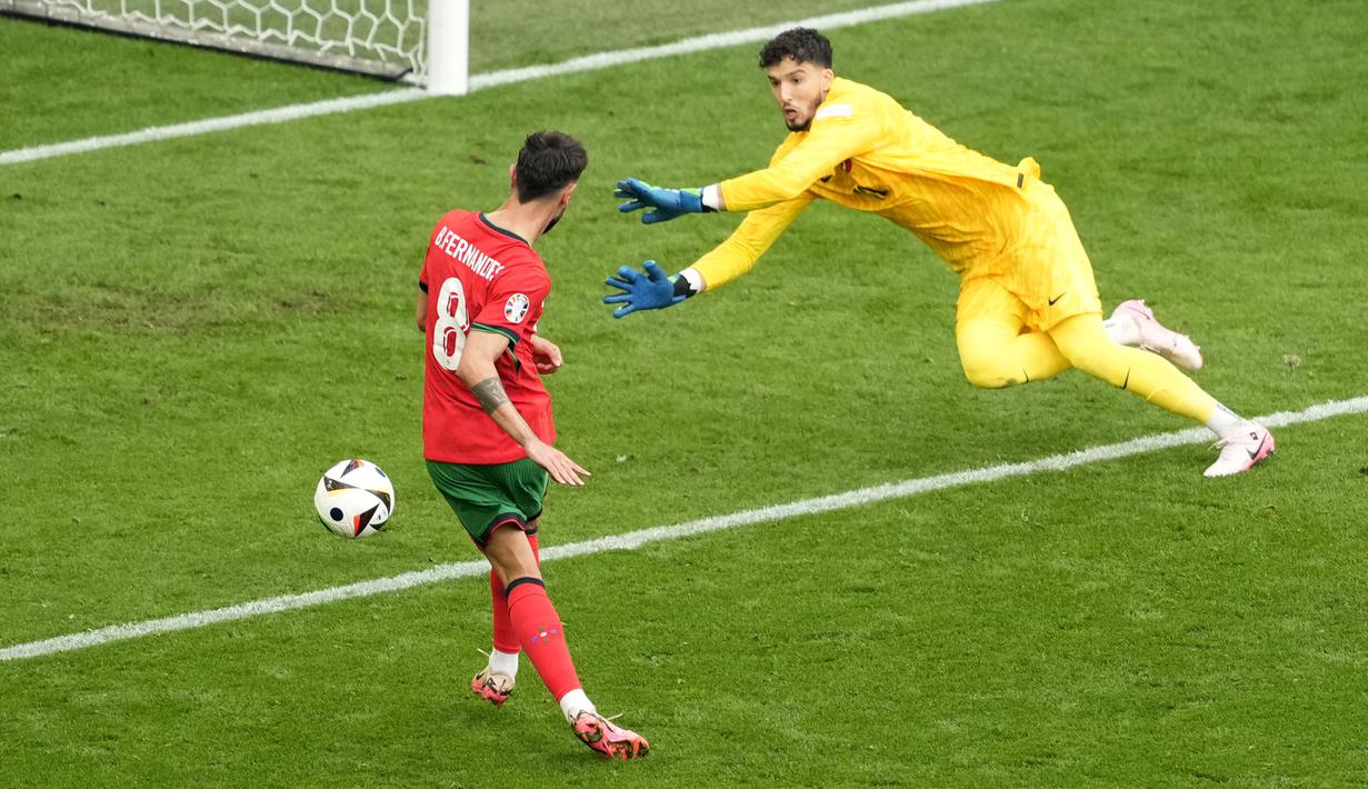 <p>Gelandang Timnas Portugal, Bruno Fernandes mencetak gol ketiga timnya ke gawang Timnas Turki pada laga matchday kedua Grup F Euro 2024 Westfalenstadion, Dortmund, Jerman, Sabtu (22/6/2024). (AP Photo/Michael Probst)</p>