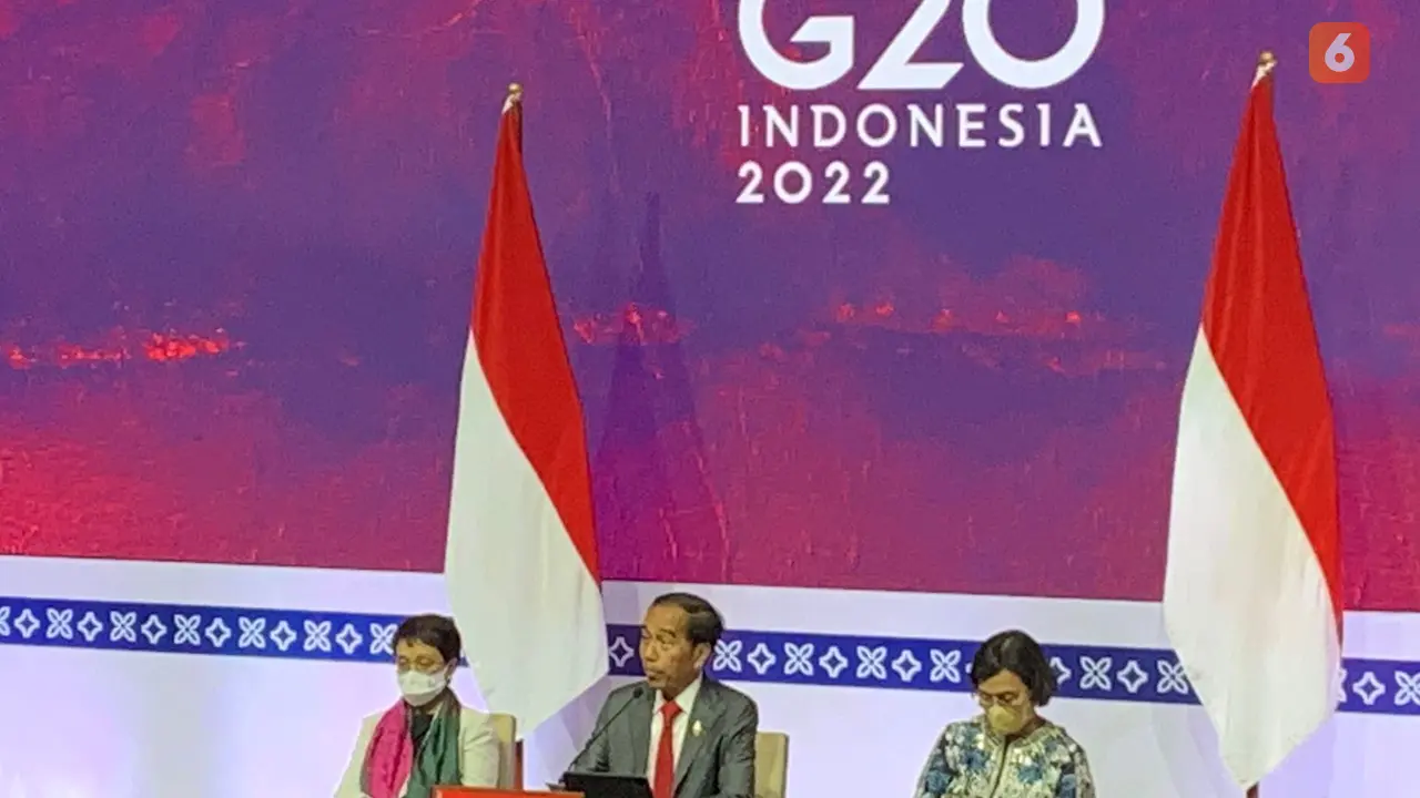 Presiden Jokowi didampingi Menlu Retno Marsudi dan Menkeu Sri Mulyani memberikan press briefing usai penutupan KTT G20 bersama awak media pada Rabu (16/11/2022). (Liputan6/Benedikta Miranti)