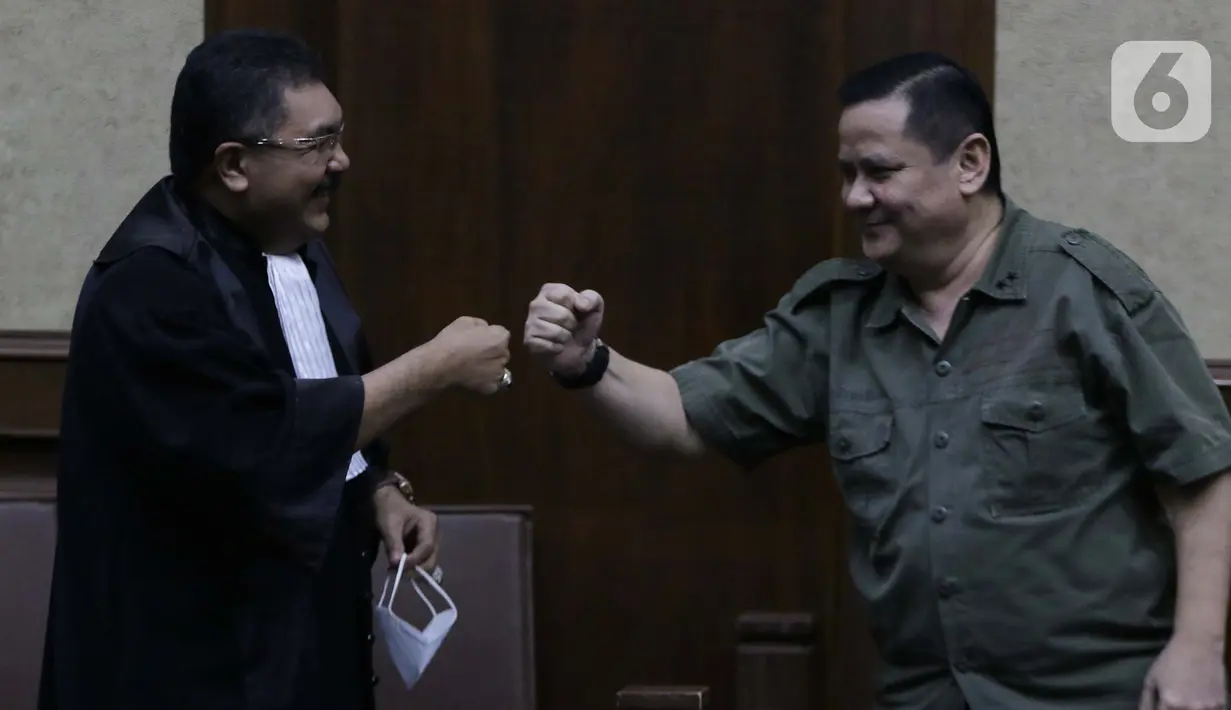 Terdakwa kasus suap penghapusan red notice Djoko Tjandra, Irjen (Pol) Napoleon Bonaparte (kanan) bersama kuasa hukumnya sesaat sebelum menjalani sidang lanjutan di Pengadilan Tipikor, Jakarta, Senin (8/2/2021). Sidang beragendakan mendengar keterangan terdakwa. (Liputan6.com/Helmi Fithriansyah)