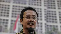 Peneliti Senior Network For Democracy and Electoral Integrity, Ferry Kurnia Rizkiyansyah saat menjadi narasumber diskusi di Media Center KPU RI, Jakarta, Rabu (6/3). Diskusi bertemakan 'tantangan mewujudkan pemilu damai'. (Liputan6.com/Faizal Fanani)