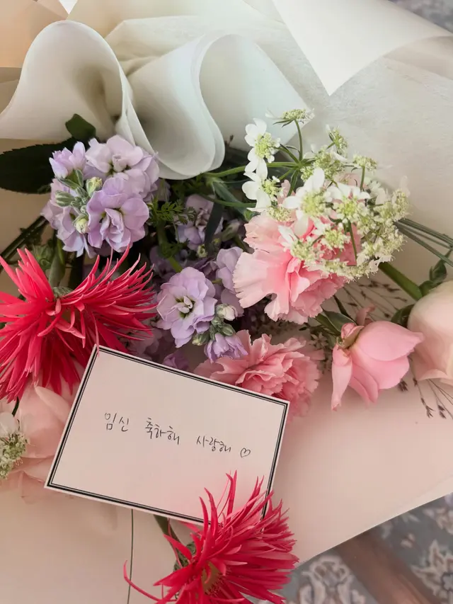 Bunga di pengumuman kehamilan Kim Ga Eun  (credit: instagram.com/ggani8918)