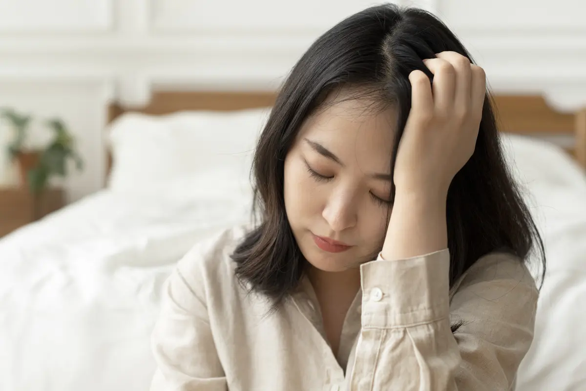 wanita juli sedih di kamar
