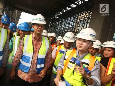 Gubernur DKI Jakarta Anies Rasyid Baswedan dan wakilnya Sandiaga Uno meninjau proyek MRT di Jakarta, Jumat (20/10). Pembangunan MRT fase 1 (Lebak Bulus-Bundaran HI) per September 2017 telah mencapai 80,5 persen. (Liputan6.com/Immanuel Antonius)