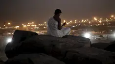 Peziarah Muslim berdoa di Jabal Rahmah dekat tepi Arafah saat ibadah haji, Arab Saudi (22/9/2015). Jabal Rahmah diyakini umat Muslim, sebagai tempat pertemuan antara Adam dan Hawa. (REUTERS / Ahmad Masood)