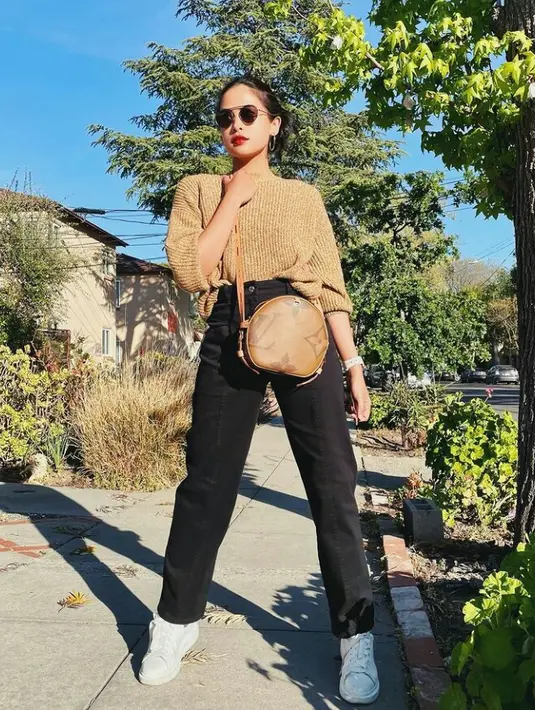 Cocok buat ke kampus maupun liburan, kombinasi sweater rajut warna nude, mom jeans warna hitam, dan sneakers warna putih ala Maudy Ayunda bisa bikin kamu tampil lebih catchy. (Foto: Instagram/maudyayunda)