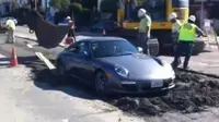 Akibat Sok Tahu, Porsche 911 Terjebak Semen Basah