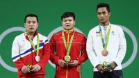Sinphet Kruithong, kanan, meraih medali perunggu.