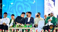 Menteri BUMN Erick Thohir mendampingi Presiden Joko Widodo menghadiri Festival Tradisi Islam Nusantara di Stadion Diponegoro Banyuwangi, Senin Malam (9/1/2023).