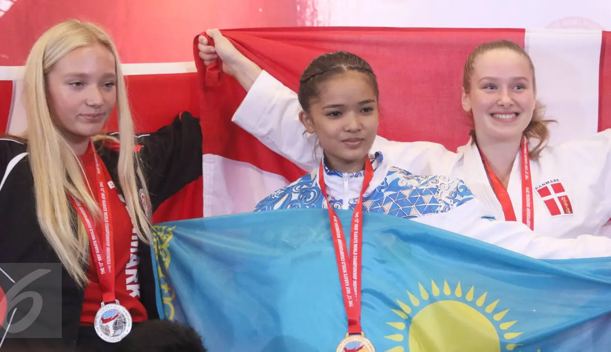 Atlet karate wanita dari berbagai negara usai menerima medali pada acara pembukaan Kejuaraan Dunia Shotokan Karate-Do International Federation (SKIF) 2016 di JIExpo Kemayoran Jakarta, Sabtu (27/8). (Liputan6.com/Immanuel Antonius)
