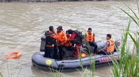Tim SAR yang bertugas menyusur Sungai Bodri Kendal menggunakan perahu karet untuk memecahkan misteri hilangnya Anik. (foto: Liputan6.com/edhie prayitno ige)
