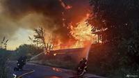 Petugas pemadam kebakaran memadamkan api setelah serangan drone dan rudal Rusia di wilayah Kyiv, Ukraina, pada 9 Juli 2025. (Foto: Dinas Darurat Ukraina via AP)