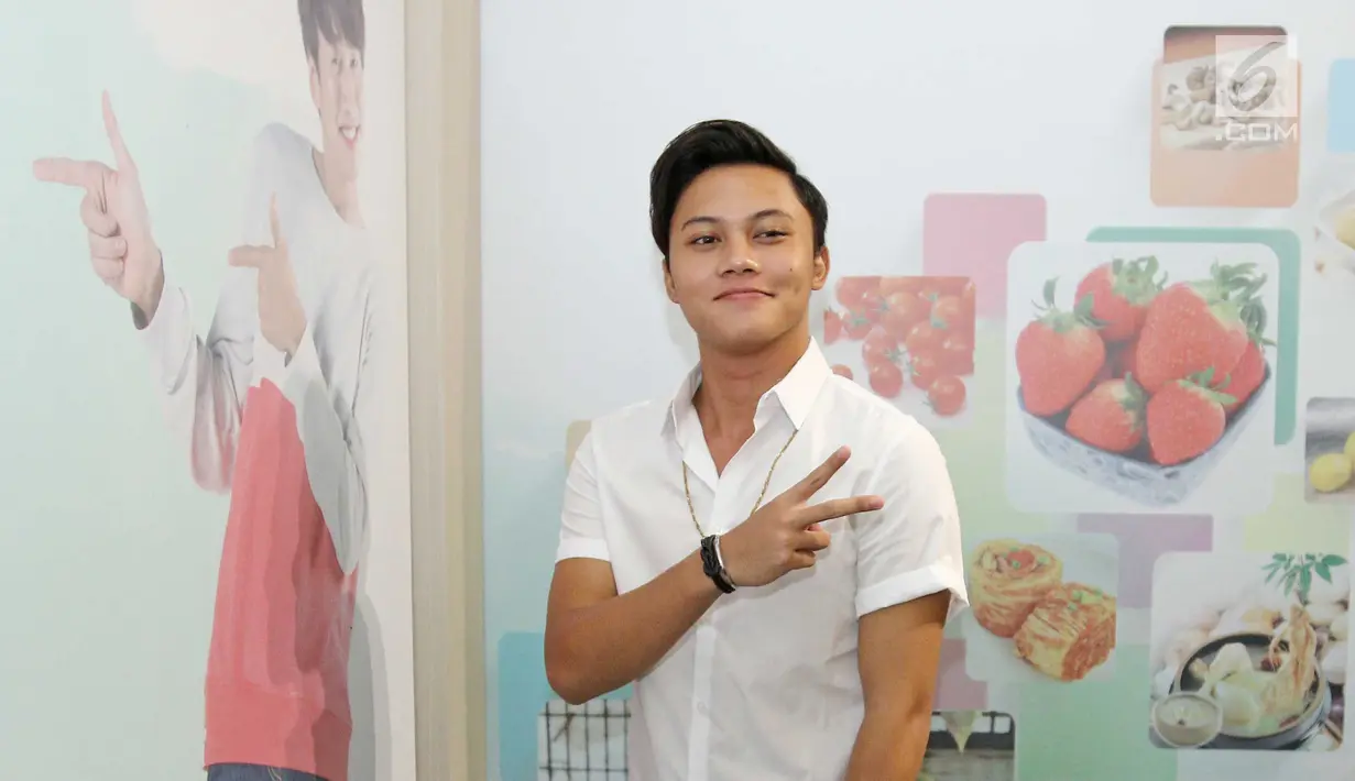 Penyanyi solo, Rizky Febian usai tampil pada festival budaya dan pariwisata Korea Festival Travel, Food and Hanbok di Jakarta, Kamis (21/9). Tak hanya penampilan dari Korea, musisi Indonesia juga turut meramaikan acara ini. (Liputan6.com/Herman Zakharia)