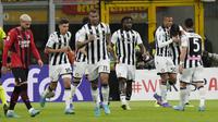 Bek Udinese, Destiny Udogie (kedua kanan) berselebrasi dengan rekan setimnya setelah mencetak gol ke gawang AC Milan pada pertandingan lanjutan Liga Serie A Italia di stadion San Siro di Milan, Italia, Sabtu (26/2/2022). AC Milan bermain dengan Udinese 1-1. (AP Photo/Luca Bruno)