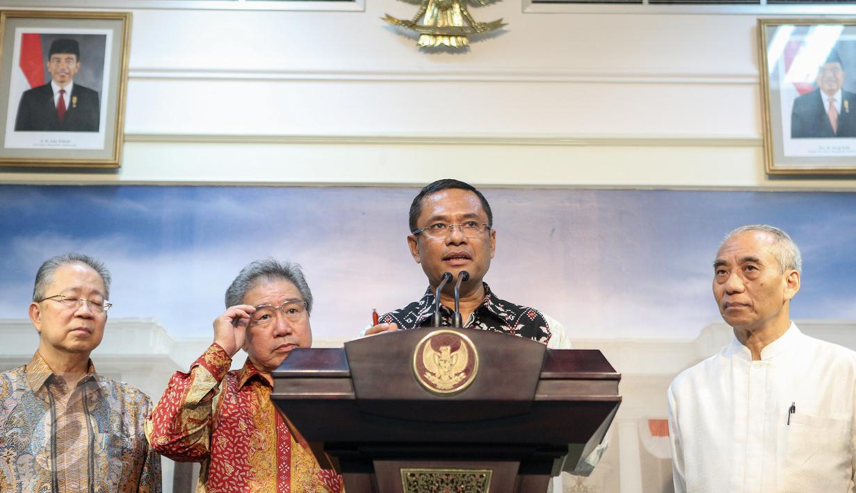 Menteri Perindustrian Saleh Husin memberikan keterangan pers pers di Istana Merdeka, Jakarta, Selasa (13/10/2015). Pemerintah akan mempertimbangkan usulan Gaikindo untuk mengurangi tarif Pajak Penjualan Barang Mewah. (Liputan6.com/Faizal Fanani) 