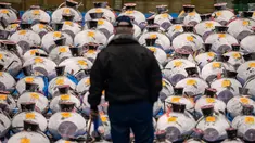 Pedagang grosir berdiri di depan barisan ikan tuna beku selama lelang Tahun Baru di pasar ikan Toyosu di Tokyo, Jepang, Rabu (5/1/2022). Dalam tradisi berbagai jenis ikan tuna berbagai ukuran hingga yang termahal ditampilkan dalam acara lelang Tahun Baru di pasar ikan Toyosu. (Philip FONG / AFP)
