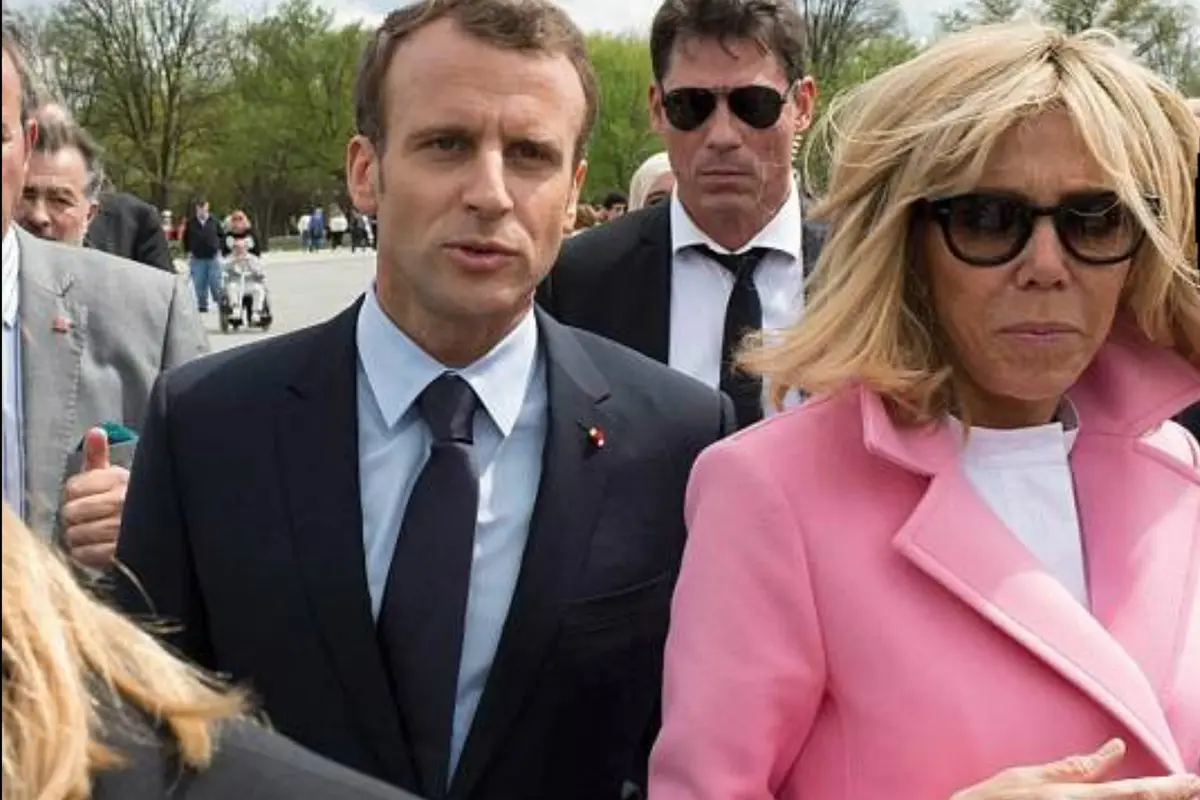 Paspampres ganteng di belakang Presiden Prancis Emmanuel Macron dan istrinya saat berkunjung ke Amerika Serikat. (AFP)