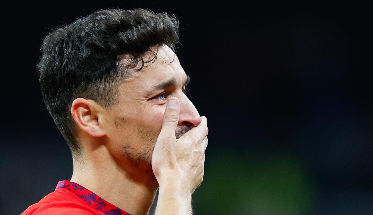 Momen penuh emosional terjadi di Stadion Santiago Bernabeu sebelum pertandingan Liga Spanyol antara Real Madrid kontra Sevilla. (AFP/Oscar Del Pozo)