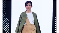 Tampil fashionable dan minimalis menjadi tuntutan wanita modern. Lini mode ATS The Label pun menjawab kebutuhan ini di Fashion Nation 2017. Sumber: Instagram/SenayanCity
