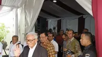 Anggota Dewas KPK Harjono memakai jas hitam berkemeja putih, serta Ketua Harian Kompolnas Benny Mamoto dengan batik coklat mengikuti tes tertulis untuk calon Dewas KPK. (Liputan6.com/ Nanda Perdana Putra)