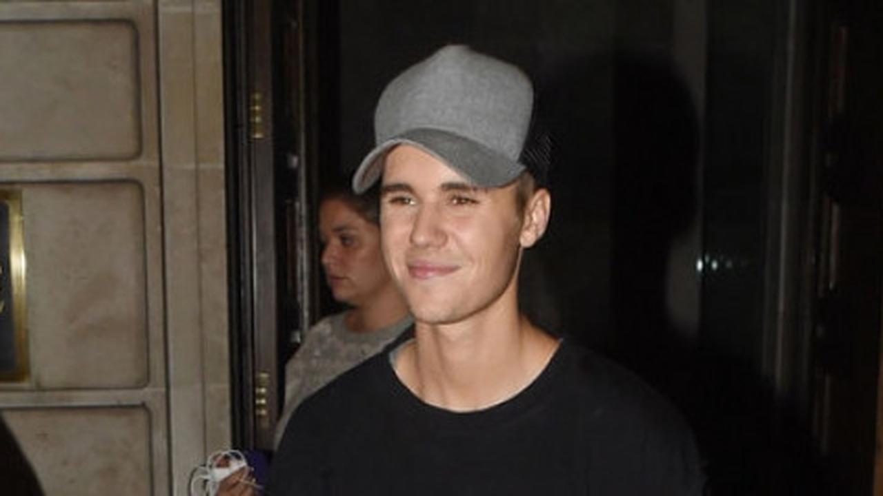 Gagal main skateboard di atas panggung, Justin Bieber kesakitan