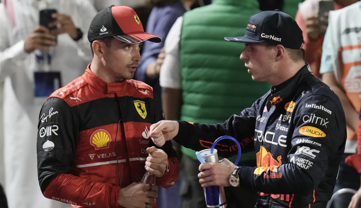 Pebalap dari Red Bull Racing itu mencatatkan waktu tercepat 1 jam 24 menit 19.293 detik. Sementara Charles Leclerc finis kedua dengan selisih waktu 0.549 detik di belakang Verstappen. (AP/Hassan Ammar)