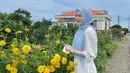 Simple tapi anggun, padukan dress putih kamu dengan hijab warna biru cerah seperti Ayana Moon ini. [Instagram/xolovelyayana]