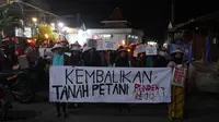 Aksi jalan kaki dari Desa Pundenrejo menuju Kantor Pertanahan Pati, menuntut keadilan agraria yang jauh dari harapan petani. (Arief Pramono/ Liputan6.com)