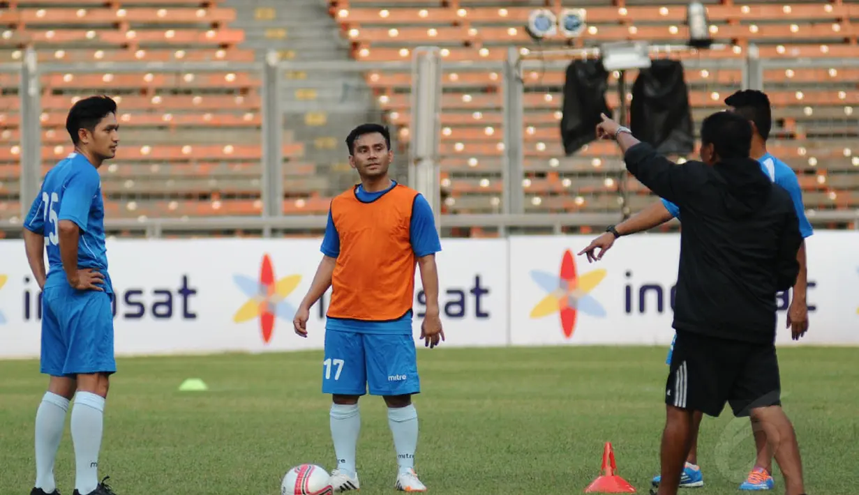 Ibnu Jamil (kiri) dan Judika menyimak serius arahan pelatih Indonesia All Star, Benny Dollo saat berlatih di stadion GBK Jakarta, (1/6/2014). (Liputan6.com/Helmi Fithriansyah)