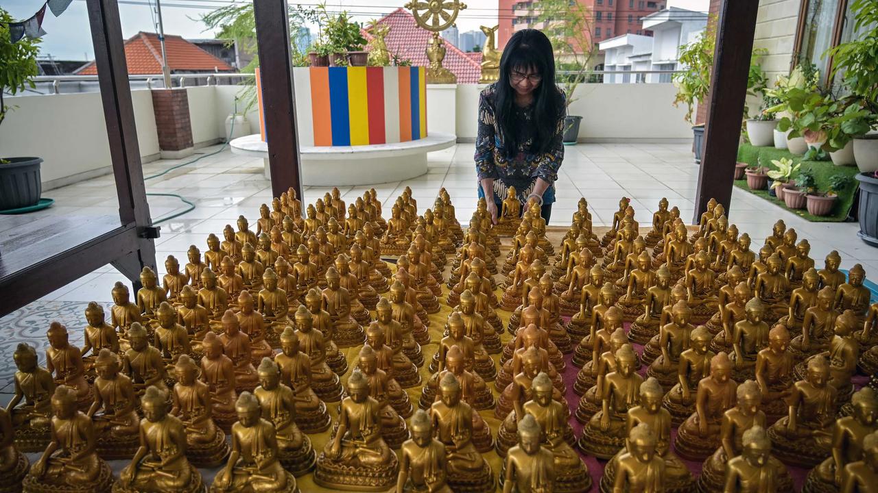 FOTO: Ritual Pembersihan Patung Buddha Sambut Tahun Baru Imlek