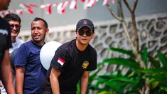 Untuk mendukung penampilan jadi makin menarik, Ajil Ditto sering terlihat mengenakan kacamata hitam. Dengan tambahan cap hat dan baju warna hitam senada yang dikenakannya, AJil Ditto tampak keren. Ini adalah potret Ajil Ditto saat lomba perayaan Hari Ulang Tahun Ke-77 Republik Indonesia pada Agustus lalu. (Liputan6.com/IG/@ajil_ditto08)