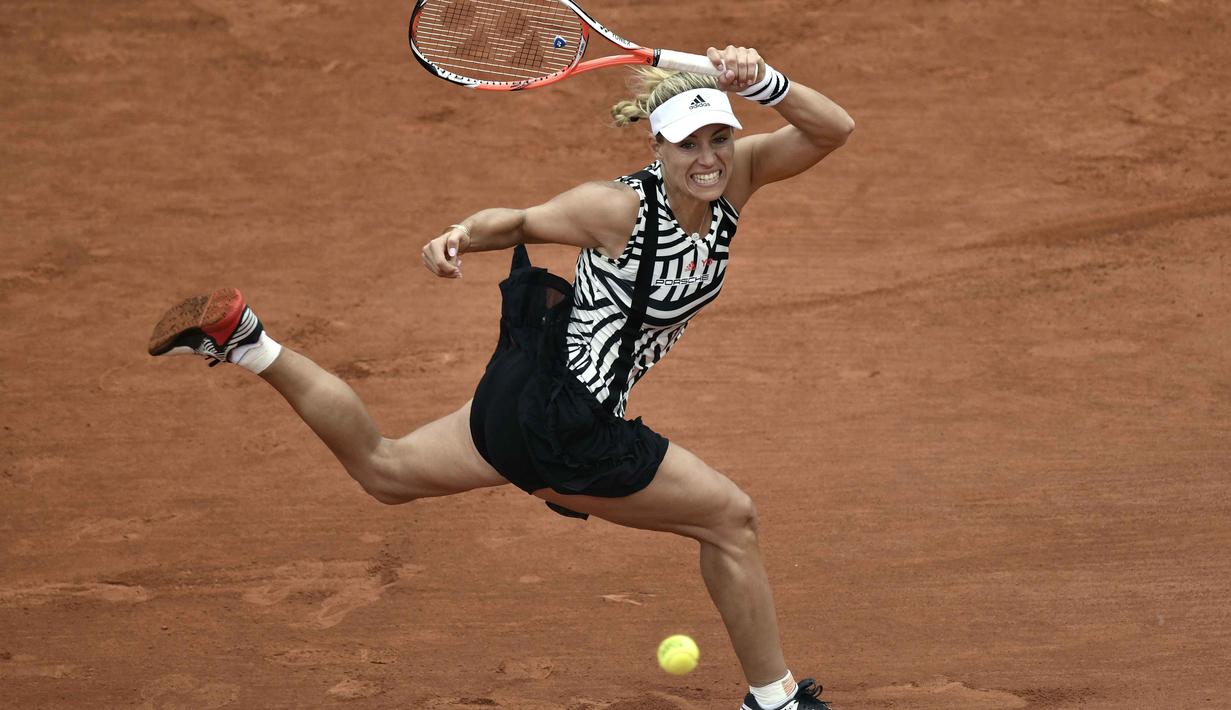 Aksi Angelique Kerber dalam turnamen tenis Prancis Terbuka 2016 di Roland Garros, Paris, (24/5/2016). (AFP/Philippe Lopez)