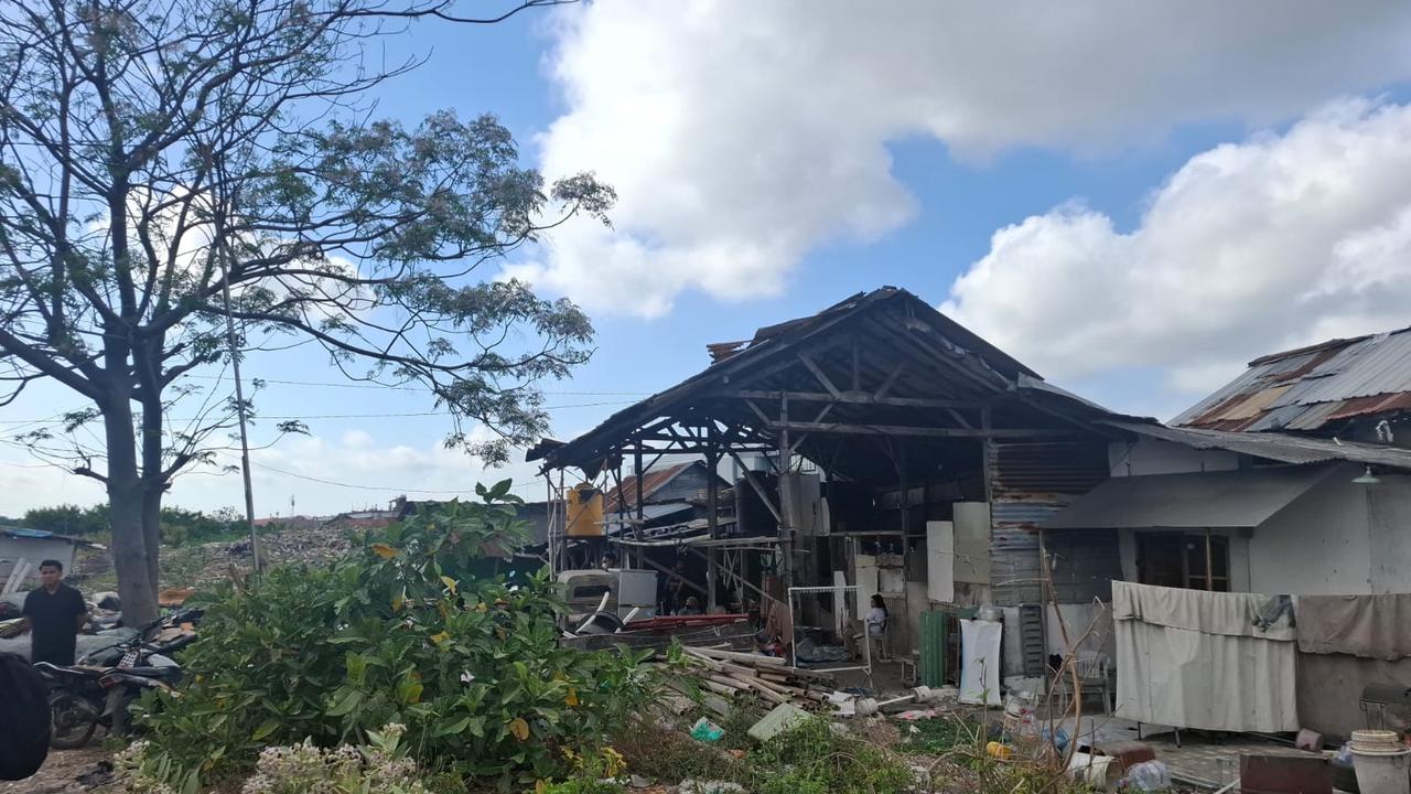 Polisi memantau pemadaman kebakaran gudang rongsokan di Jalan Nakula, Gang Jatayu, Banjar Mergaya, Desa Pemecutan Klod, Kecamatan Denpasar Barat, Kota Denpasar, Bali, (doukumen Humas Polresta Denpasar).