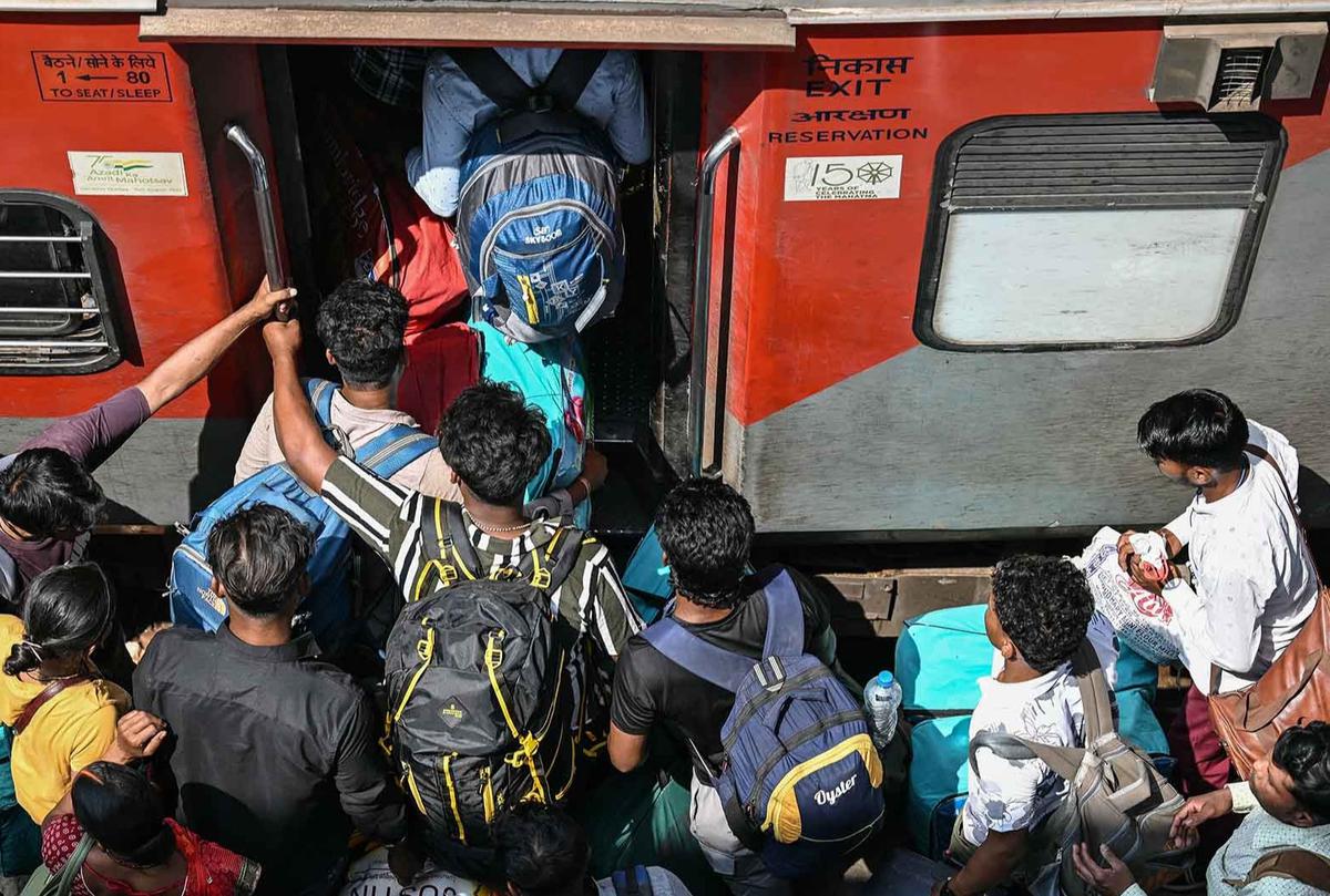 FOTO: Konflik India-Pakistan Memanas, Warga Panik Mengungsi KeTempat Aman