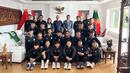 Anak-anak Indonesia yang tergabung dalam Korea-Korea Selecao (KKS) berfoto bersama Duta Besar Indonesia untuk Portugal, Rudy Alfonso, saat tiba di Kedutaan Besar RI untuk Portugal di Lisbon, Kamis (21/11/2024). (Bola.com/Bagaskara Lazuardi)