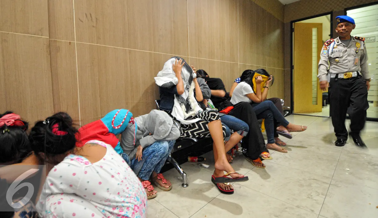 Wanita yang bekerja sebagai PSK berkedok terapis diamankan Polda Metro Jaya, Jakarta, Jumat (3/7/2015). Mereka diduga menjadi korban trafiking yang dipekerjakan sebagai PSK. (Liputan6.com/Yoppy Renato)