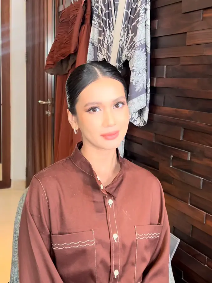 Penampillan Dea Annisa saat Jadi Bridesmaid Ranty Maria. [@bynathaniagrace]