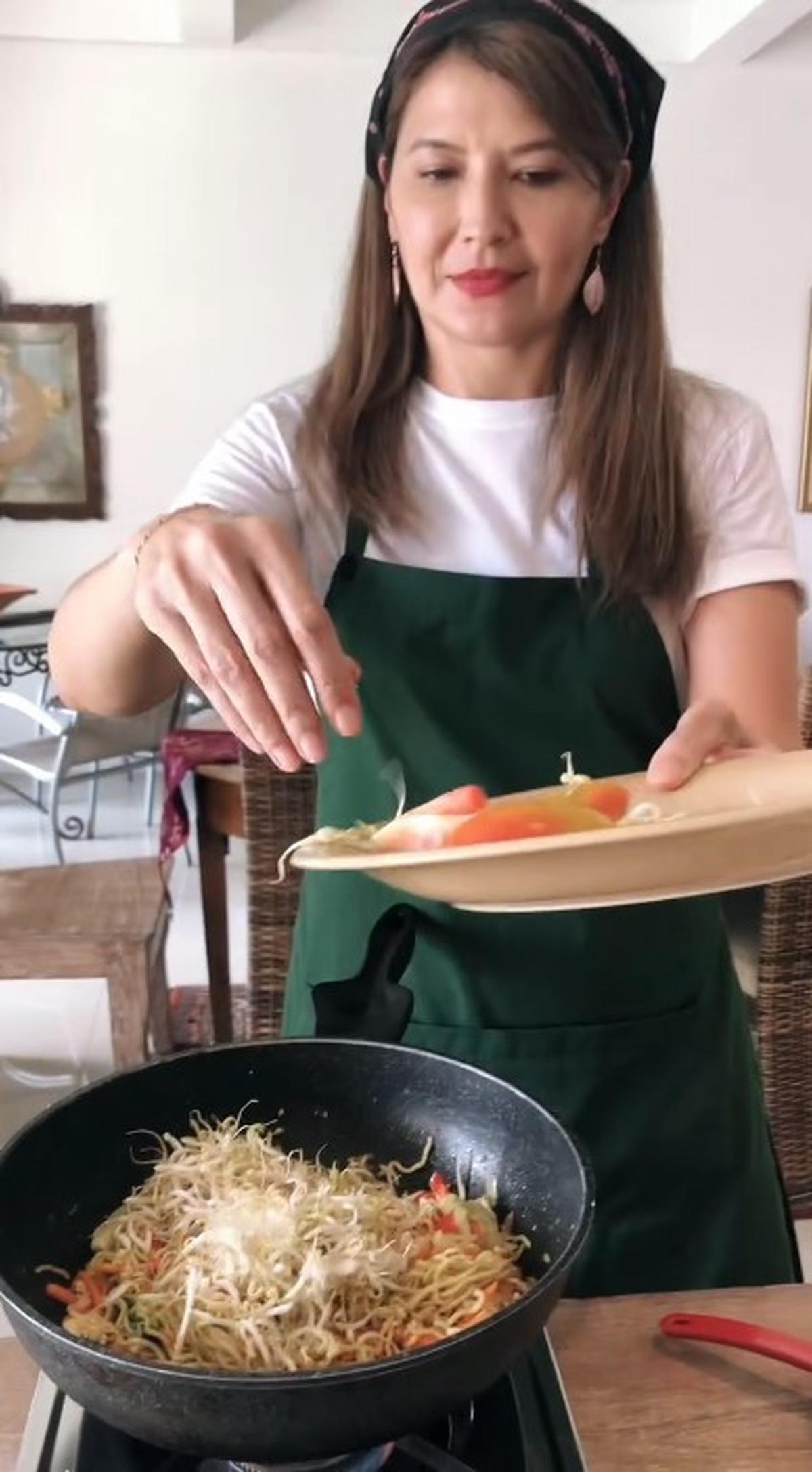 Bisnis Kuliner di Bali, Ini 7 Potret Tamara Bleszynski Turun Tangan Masak Sendiri