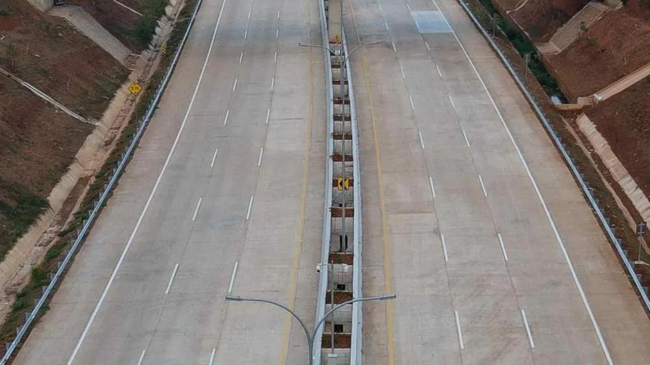 Jalan Tol Cijago seksi 3B Junction Krukut-Cinere ini memiliki panjang jalur 2,19 km.