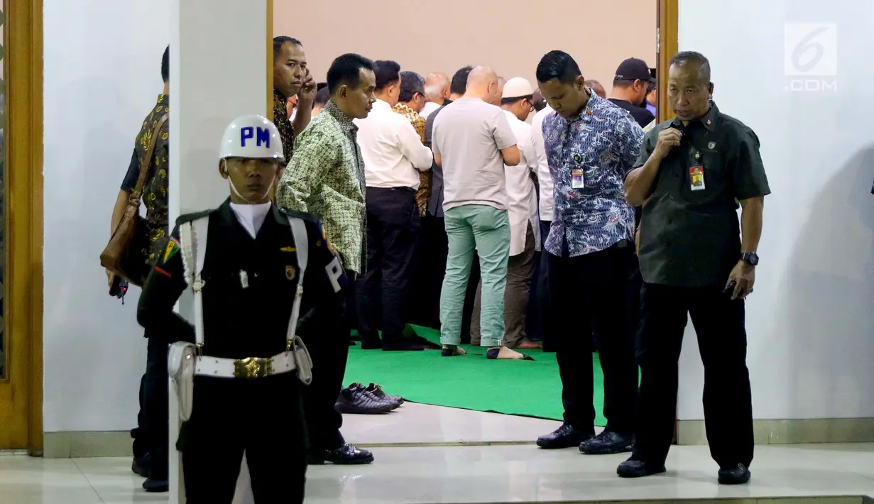 Jenazah Presiden RI ke-3 BJ Habibie disalatkan di Rumah Duka RSPAD, Jakarta, sebelum disemayamkan di Rumah Duka Patra Kuningan Rabu (11/9/2019). BJ Habibie wafat pada hari Rabu (11/9) sekitar jam 18.05 WIB di usia 83 tahun. (Liputan6.com/Helmi Fithriansyah)