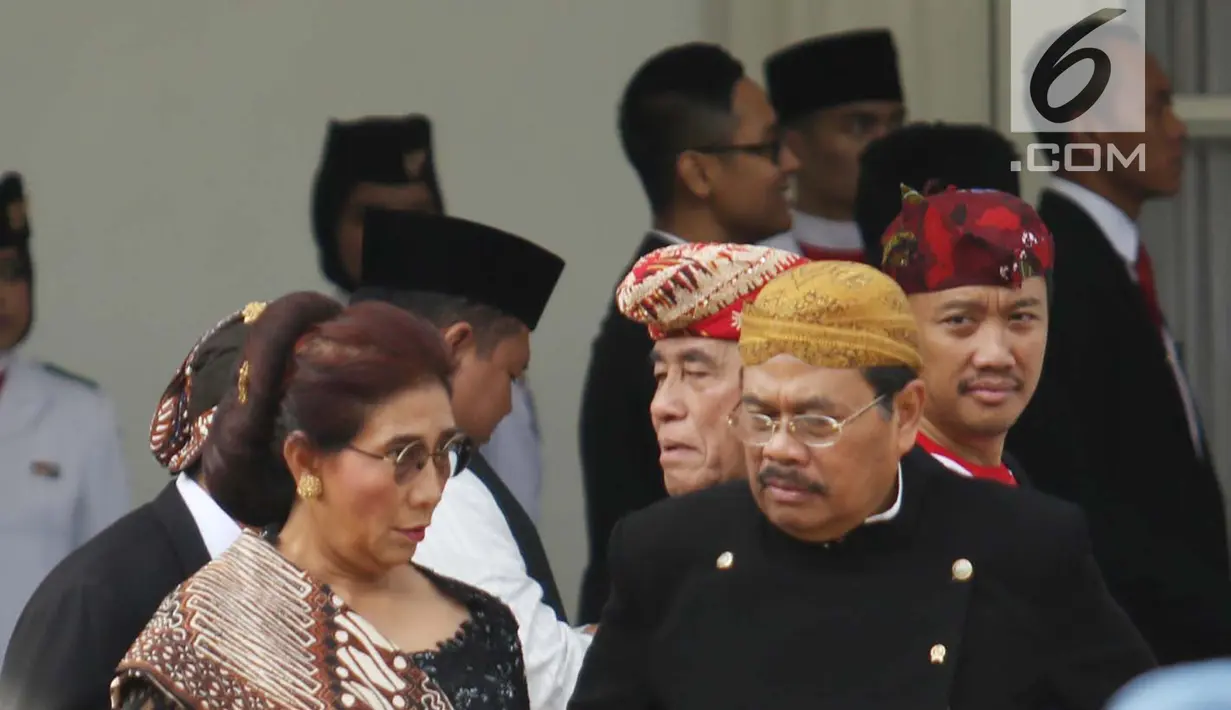 Menteri Kelautan dan Perikanan, Susi Pudjiastuti mengenakan pakaian adat saat mengikuti upacara Hari Lahir Pancasila di gedung Pancasila, Jakarta, Kamis (1/6). (Liputan6.com/Angga Yuniar)