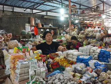 Aktivitas jual beli di Pasar Kebayoran, Jakarta, Selasa (1/10/2019). Badan Pusat Statistik (BPS) mencatat Indeks Harga Konsumen pada September 2019 mengalami deflasi sebesar 0,27 persen. Posisi ini lebih rendah dari deflasi Agustus 2019 sebesar 0,68%. (Liputan6.com/Angga Yuniar)