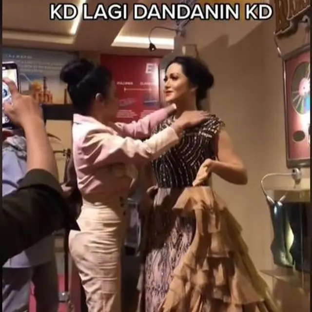 Krisdayanti Merias dan Memakaikan Baju Patung Lilinnya Setelah 2 Tahun Tak Diganti karena Pandemi