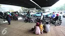 Sejumlah orang saat berteduh di bawah flyover saat hujan turun, Jakarta, Senin (16/11). Memasuki musim hujan, polisi meminta pengendara untuk tidak berteduh di sembarang tempat, khususnya di bawah fly over. (Liputan6.com/Immanuel Antonius)